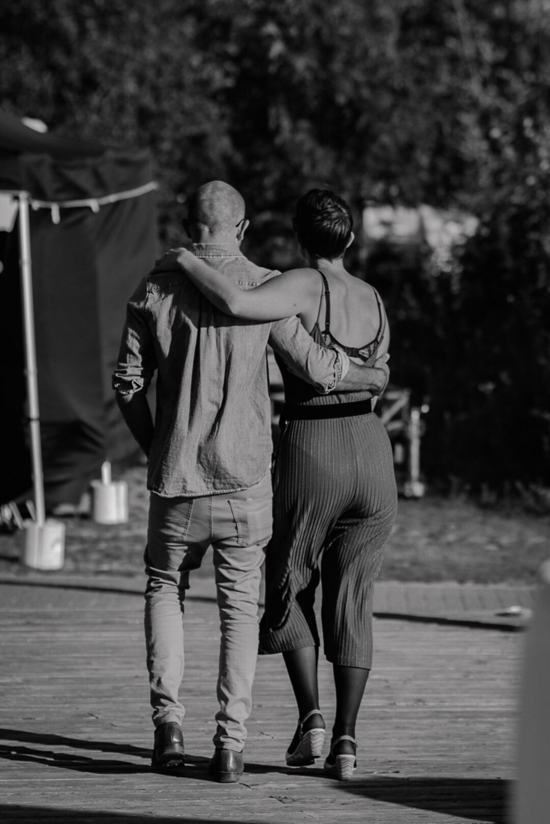 Paar geht Arm in Arm