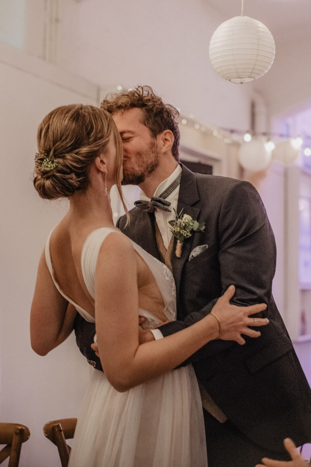 Der erste Kuss nach dem Ja-Wort im Trauungsbereich