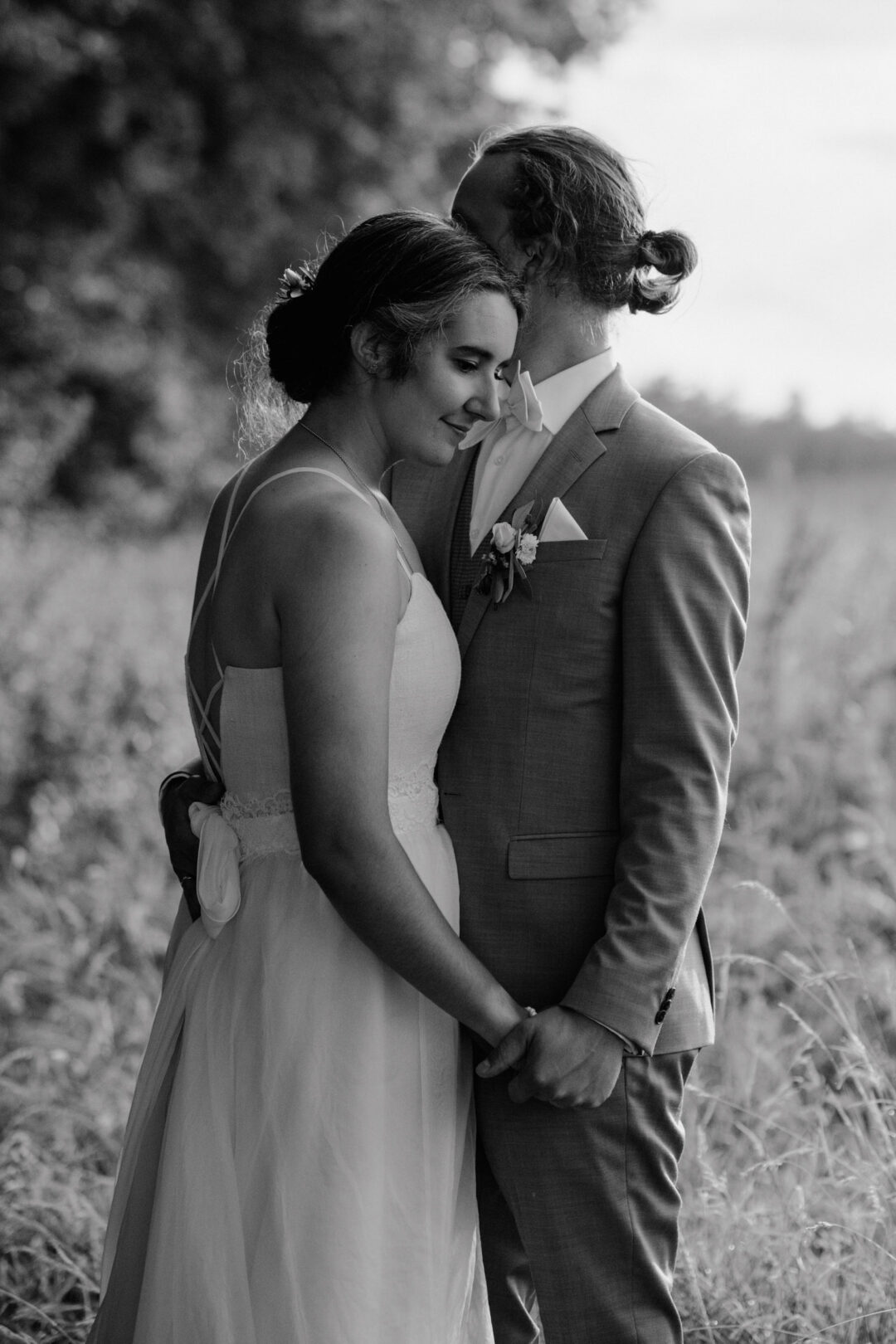 Brautpaar hält sich zärtlich in stiller Umarmung