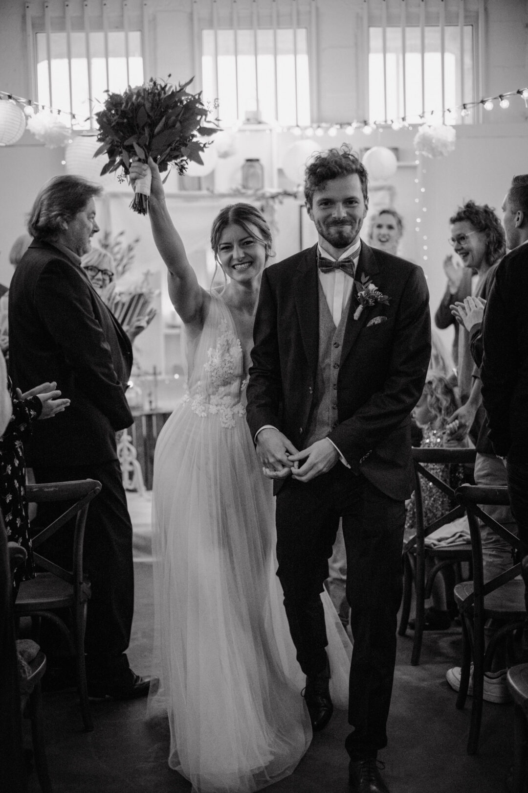 Brautpaar jubelt nach erfolgreicher freier Trauung