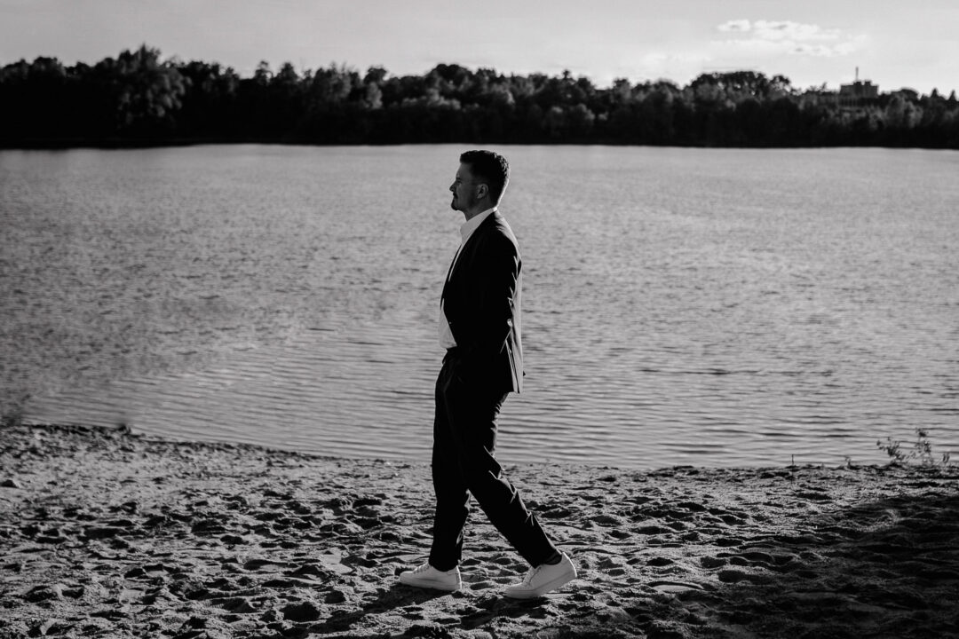 Bräutigam spaziert am Ufer