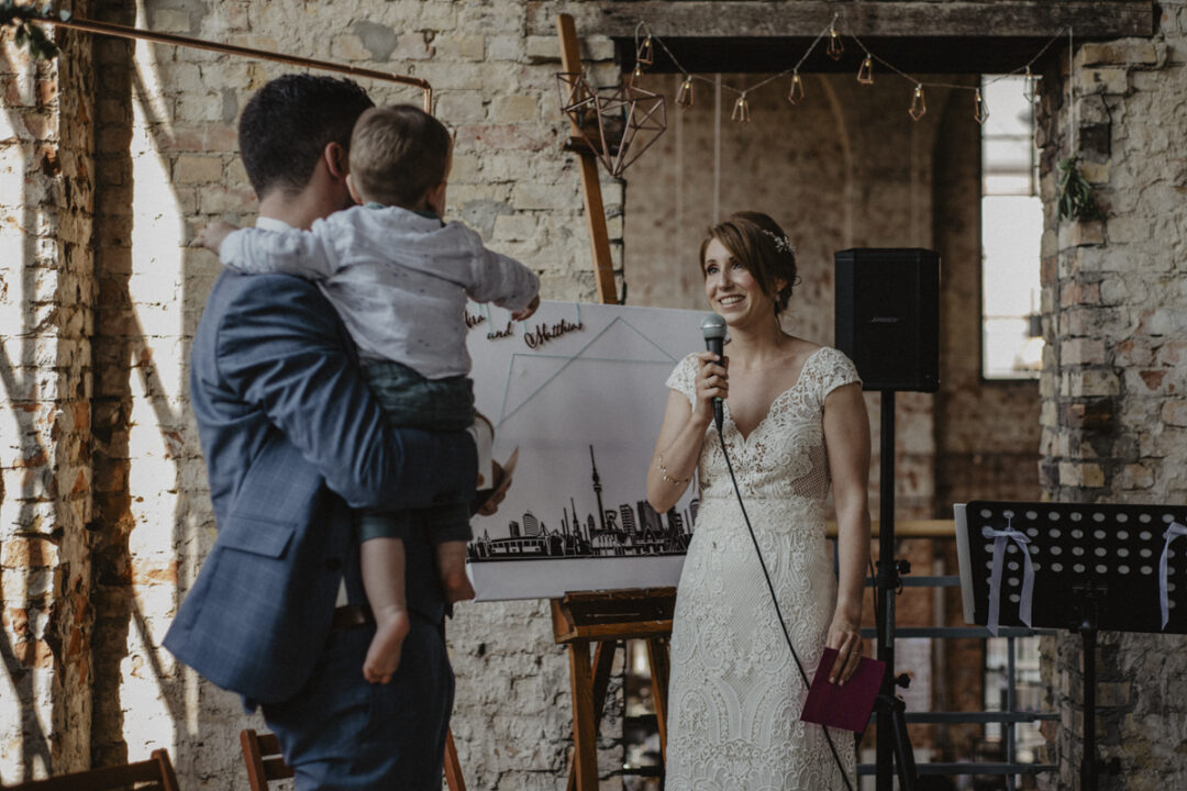 Braut hält eine emotionale Rede mit Mikrofon in der Hochzeitslocation Waltrop
