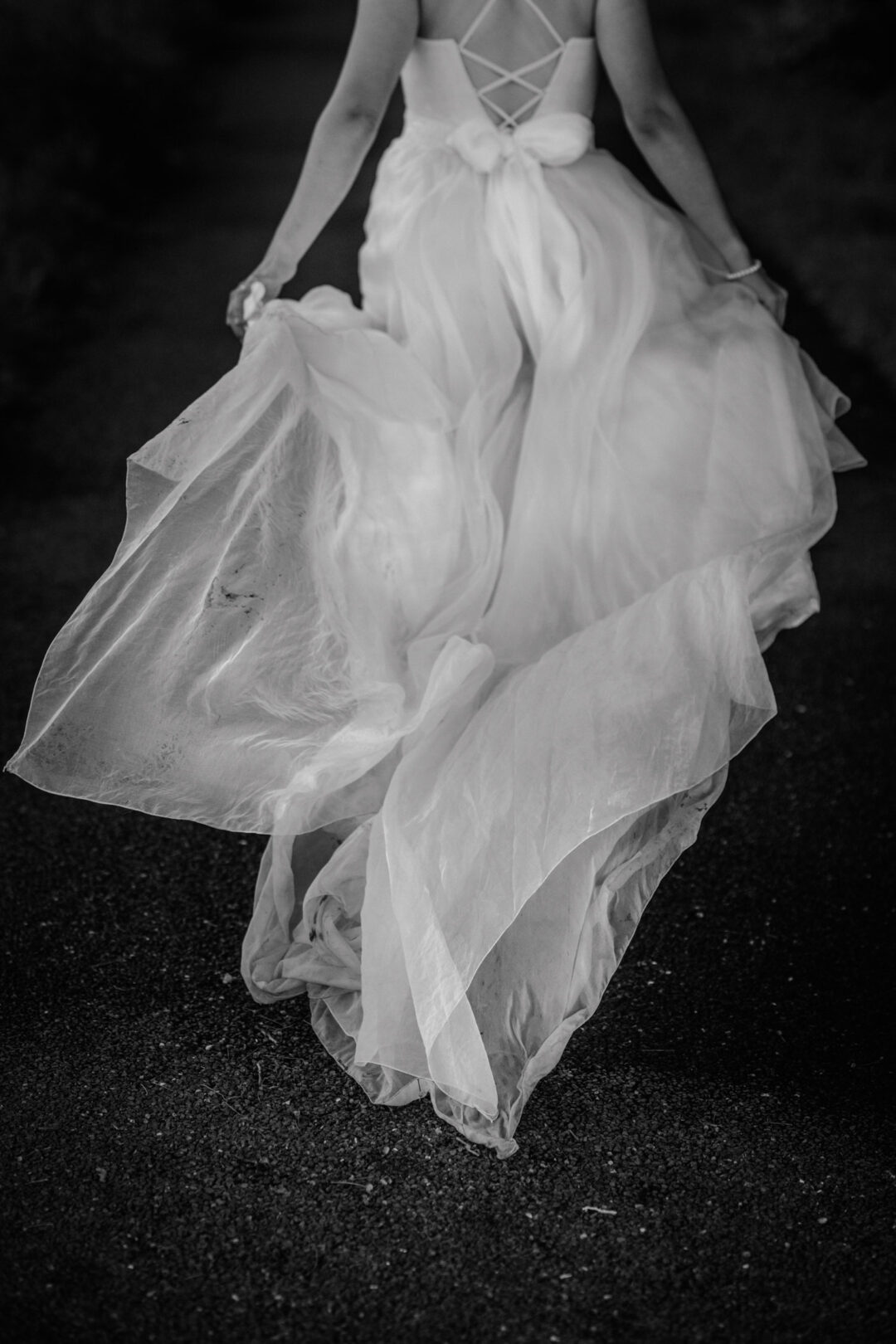 Rückansicht Brautkleid flattert im Wind