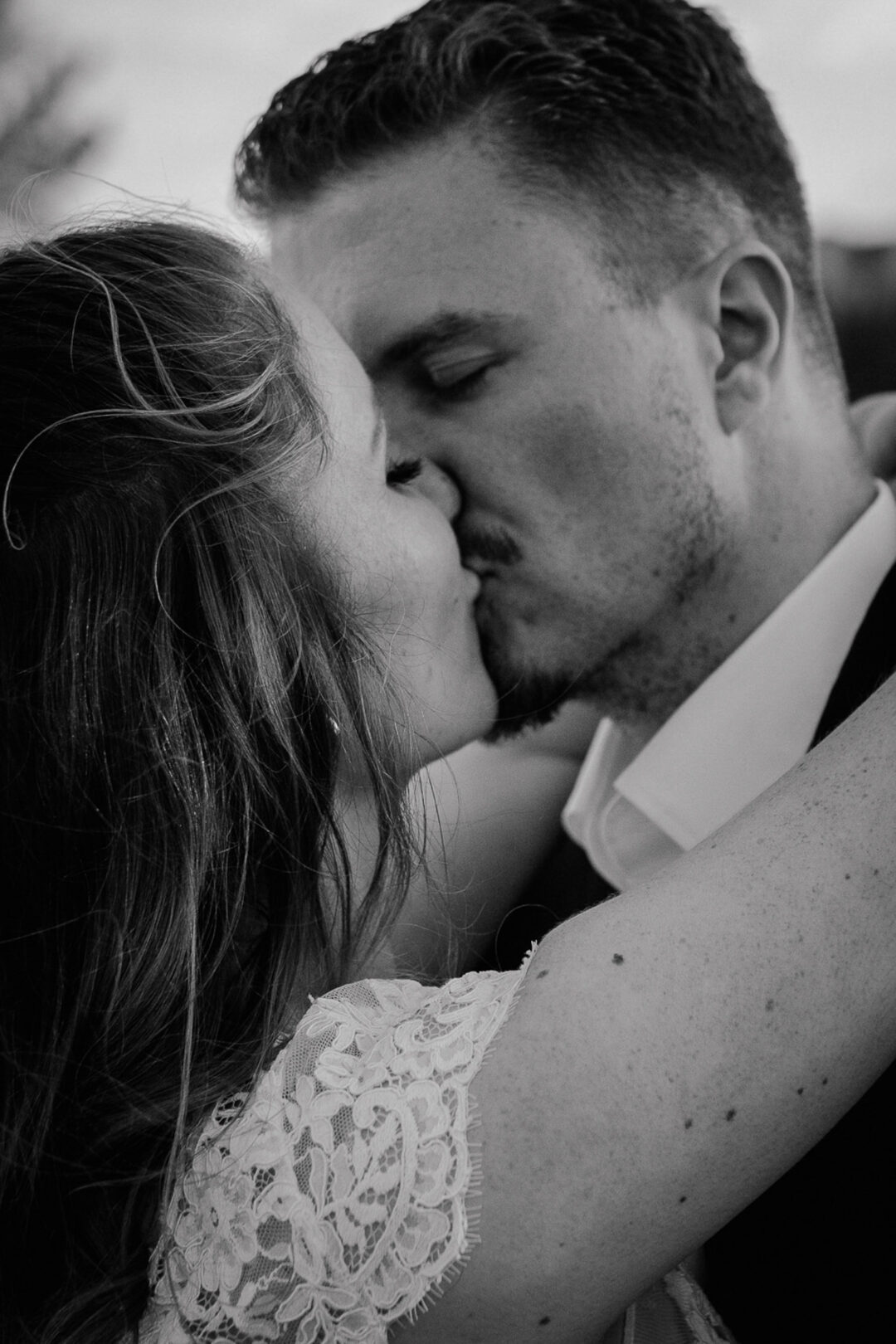 Braut küsst Bräutigam innig