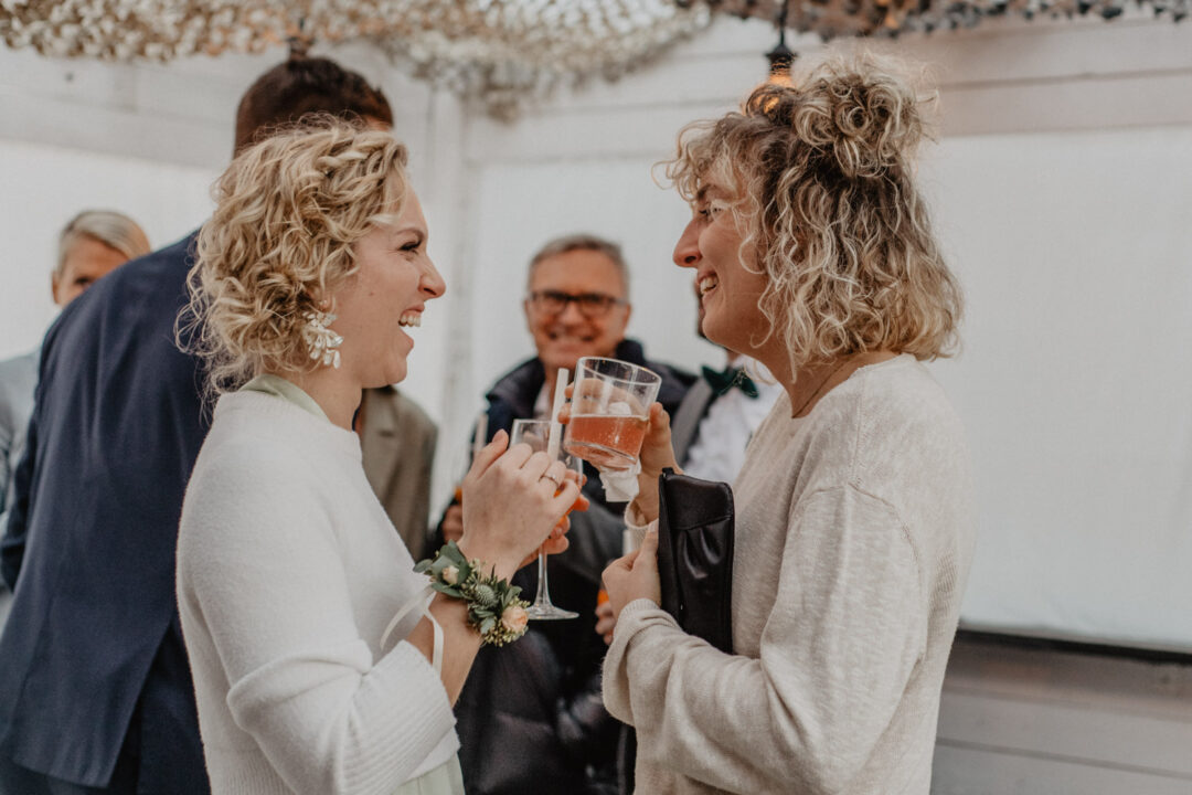 Hochzeitsgäste stoßen mit Sekt nach der Trauung an