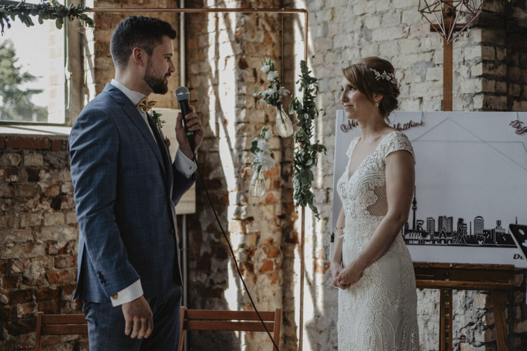 Bräutigam spricht während der freien Trauung in Waltrop