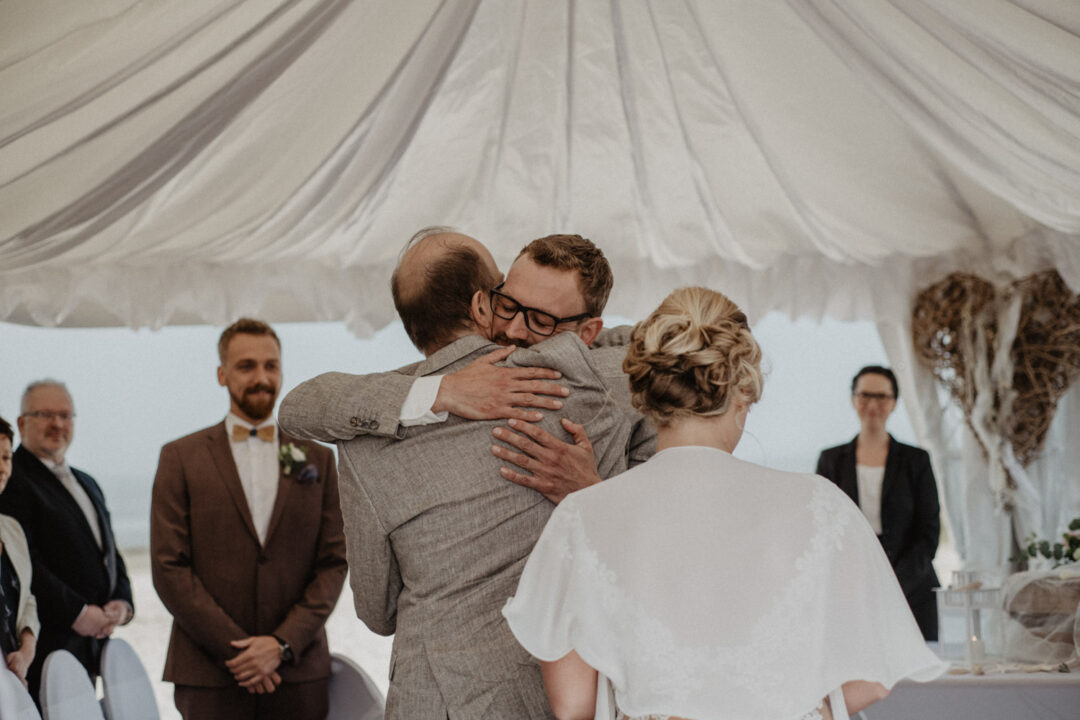 Brautvater uebergibt unter dem Trauzelt