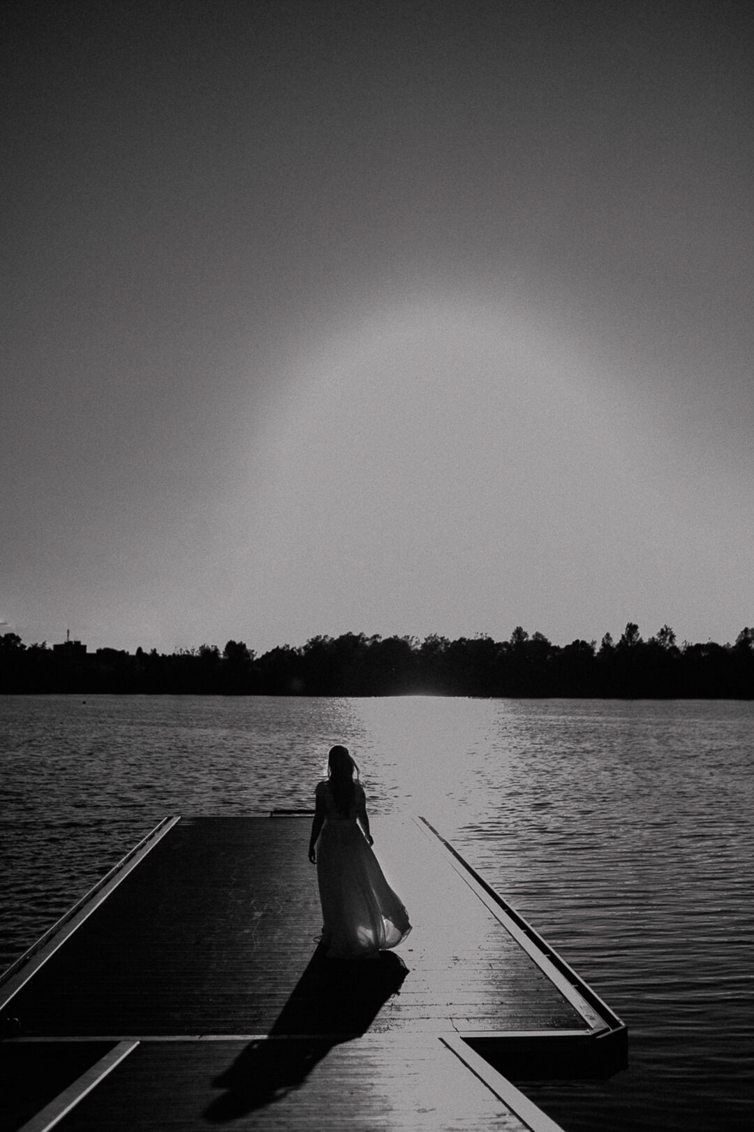 Braut in Silhouette auf Steg