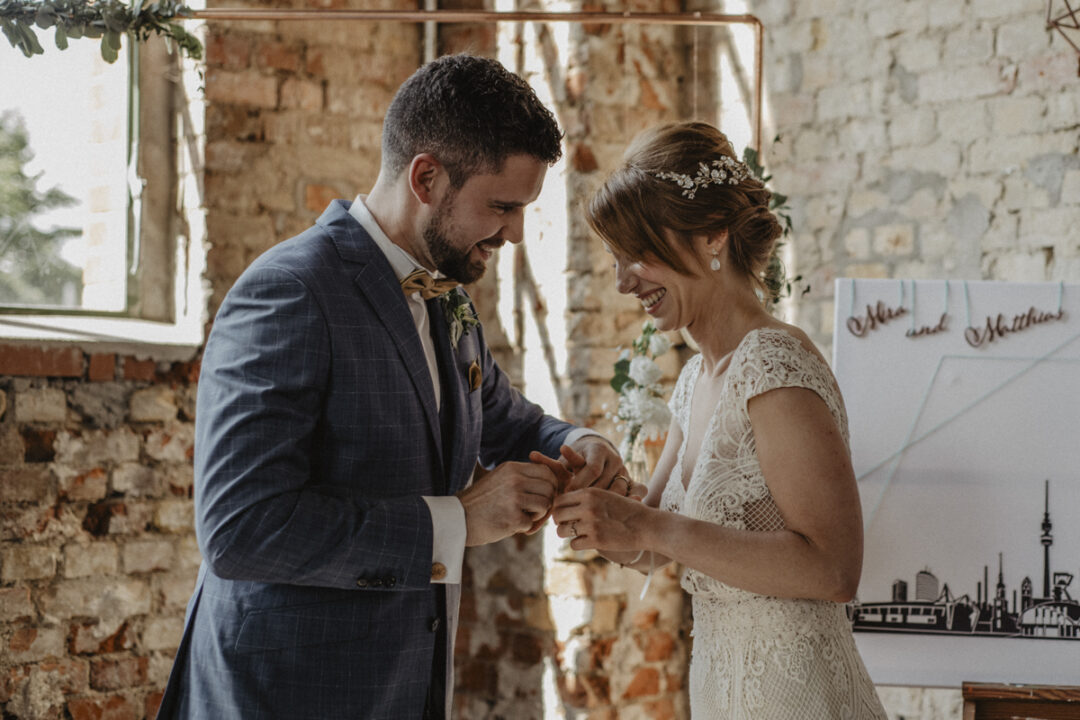 Brautpaar steckt sich gegenseitig die Ringe an bei der freien Trauung