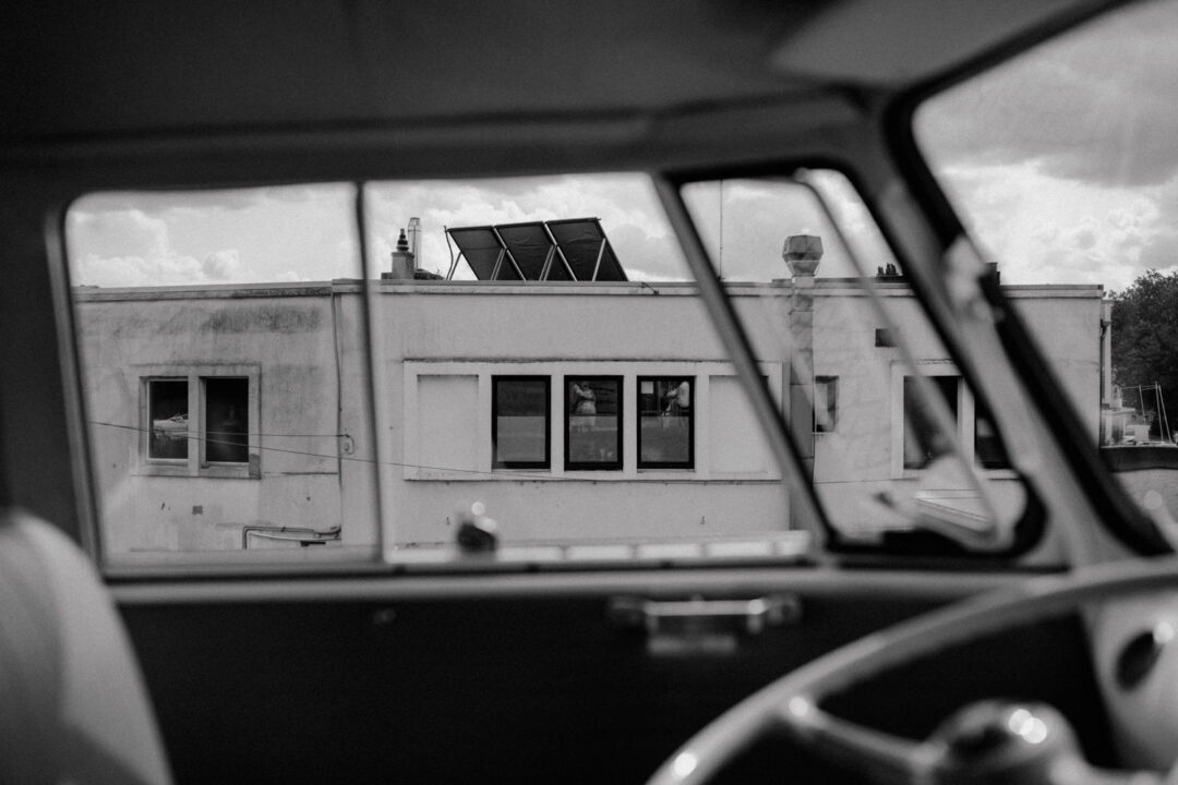 Fensterfront im Industriegebiet aus Autofenster gesehen