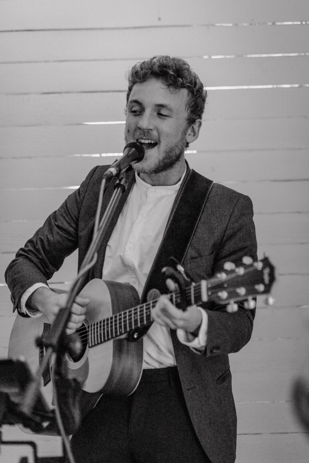 Sänger spielt auf Gitarre bei freier Trauung in Essen