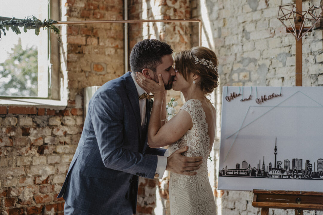 Der erste Kuss des Brautpaares nach der freien Trauung im Ruhrgebiet