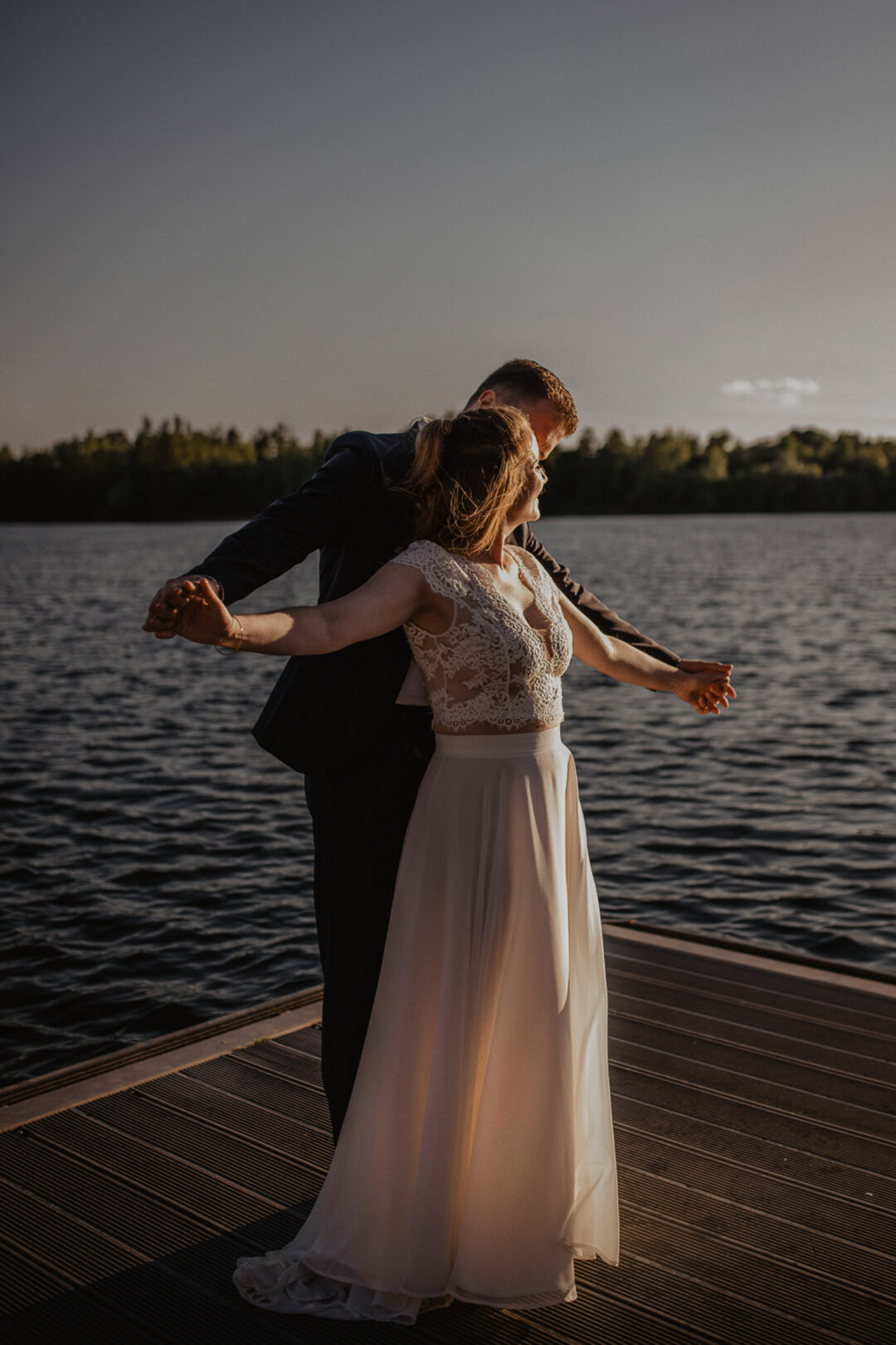 Hochzeitspaar vor dem Wassersportzentrum Düsseldorf