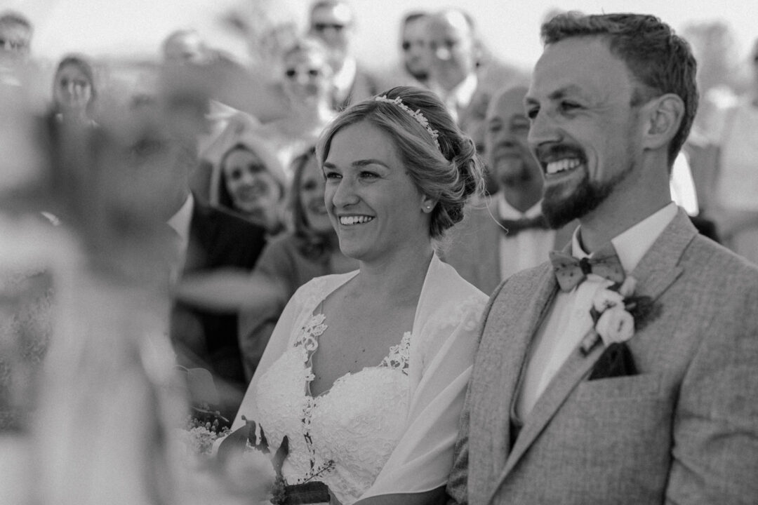 Schwarz-Weiß-Foto des Brautpaares bei der Trauung