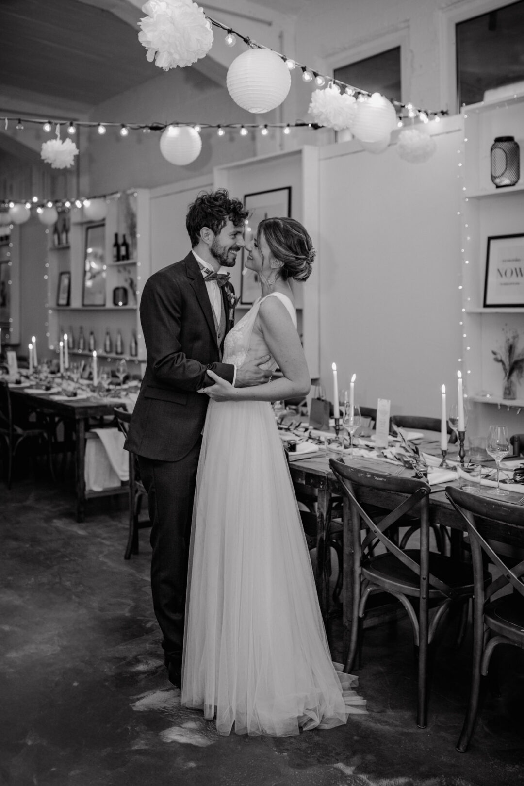 Brautpaar steht eng beisammen nach der freien Trauung in Essen