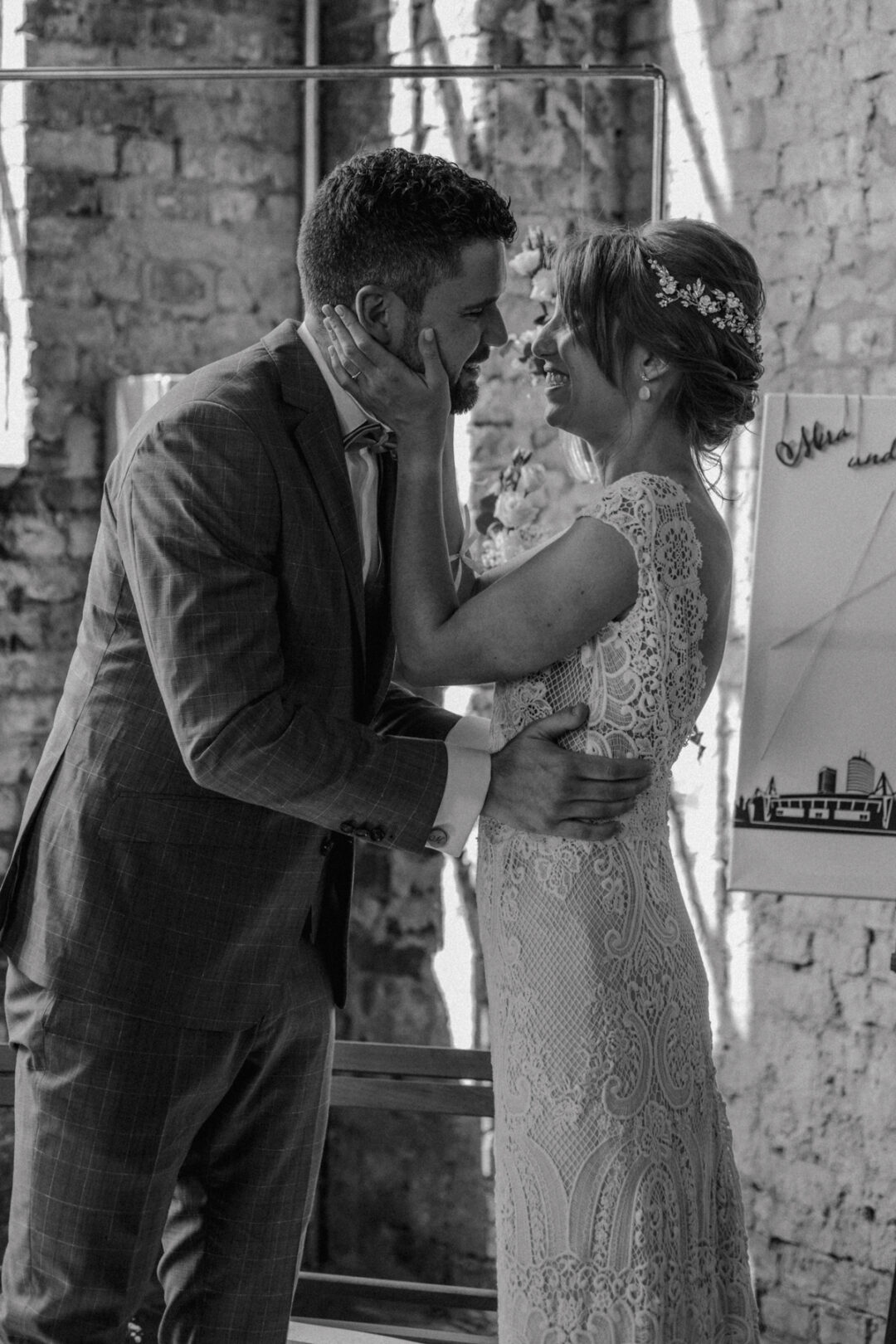 Hochzeitskuss des Brautpaares in stilvoller Industrial-Hochzeitslocation