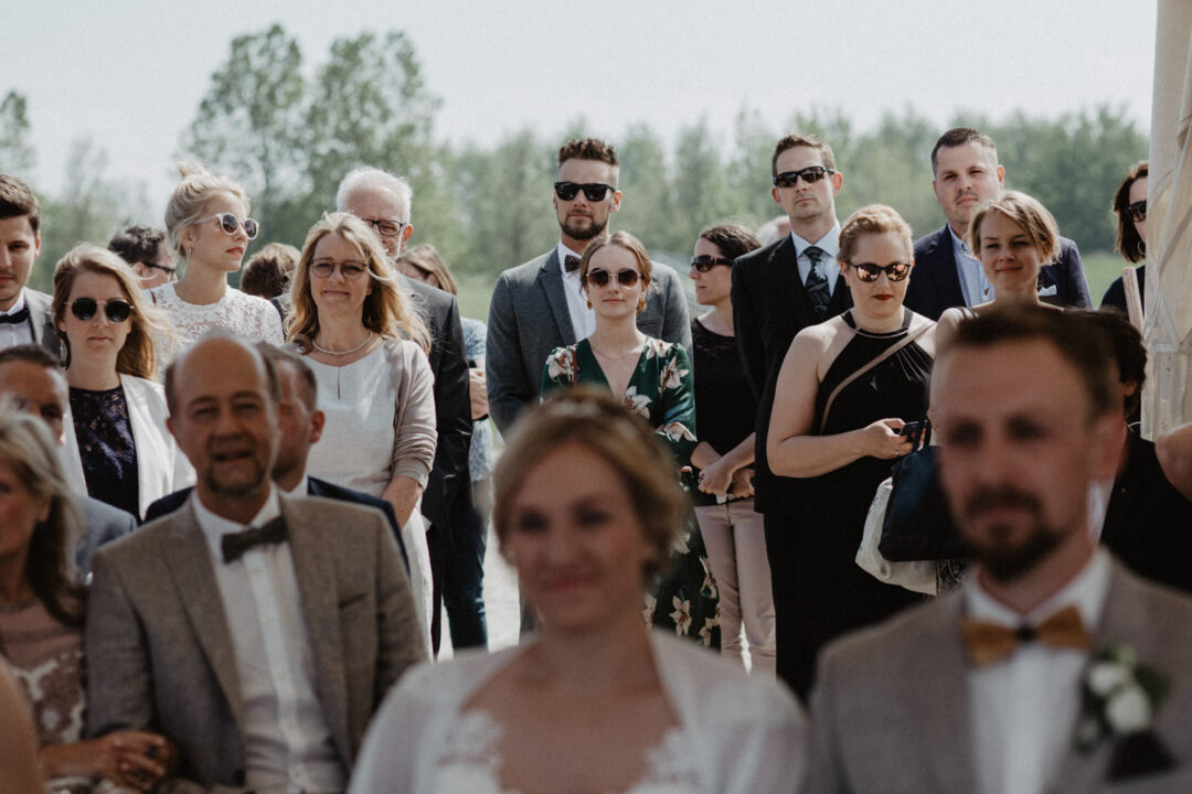 Gäste schauen gespannt auf das Brautpaar