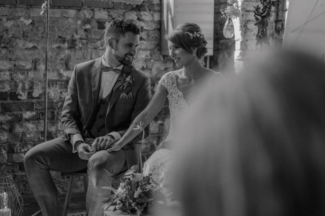 Brautpaar blickt sich während der freien Trauung im Gasthaus Stromberg in die Augen, Schwarz-Weiß-Aufnahme