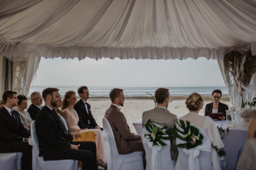 Brautpaar während der freien Trauung im Zelt