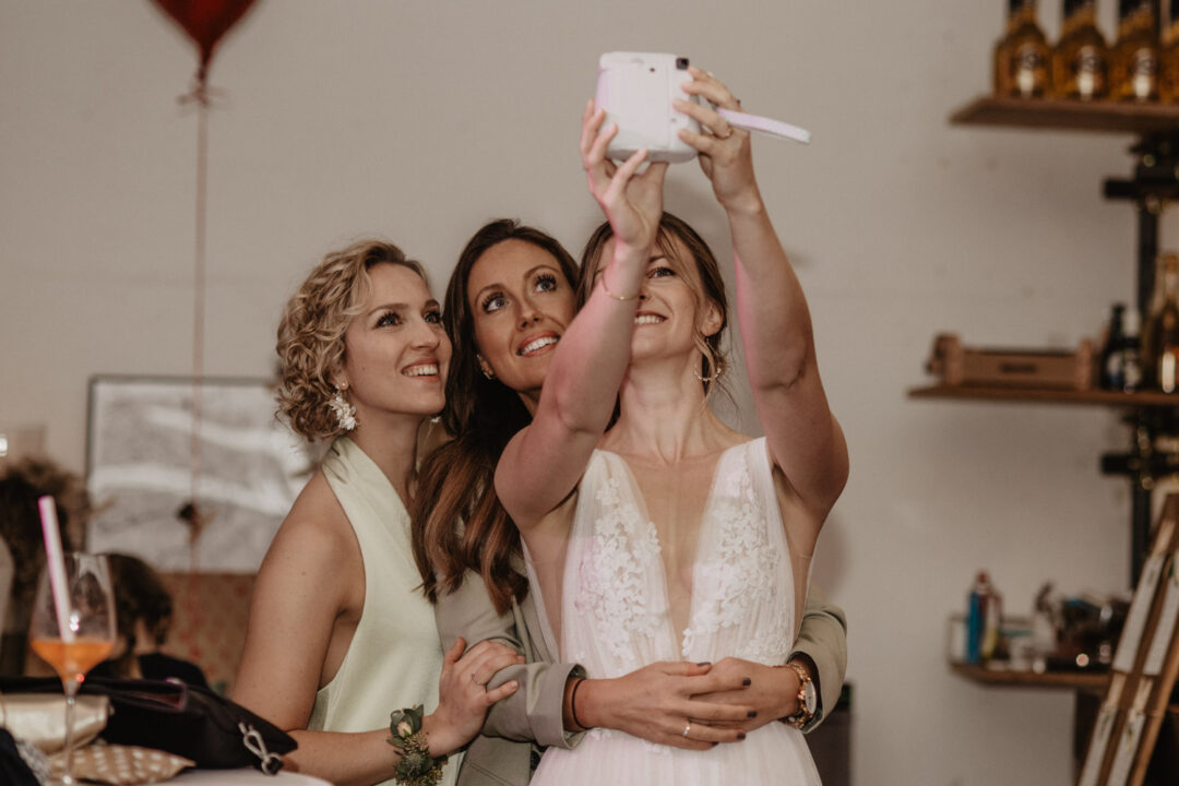 Braut und Freundin lachen und feiern gemeinsam