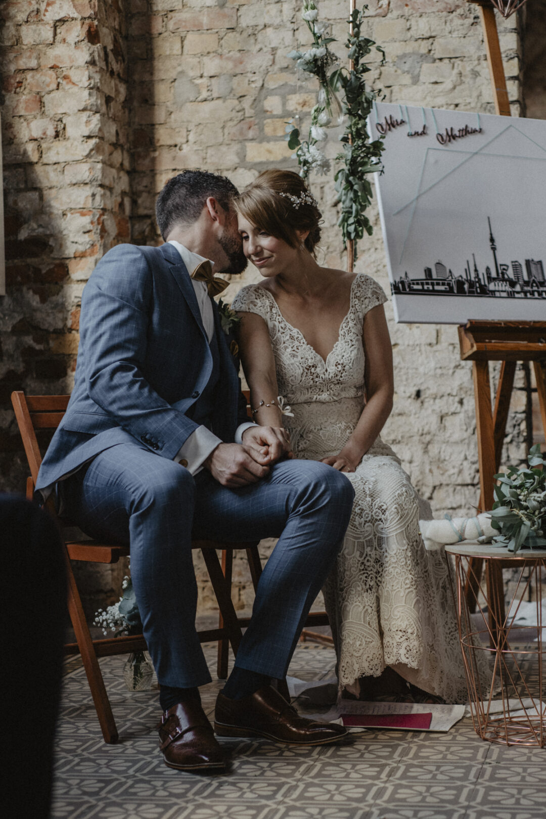 Brautpaar sitzt eng beieinander während der freien Trauung im Gasthaus Stromberg