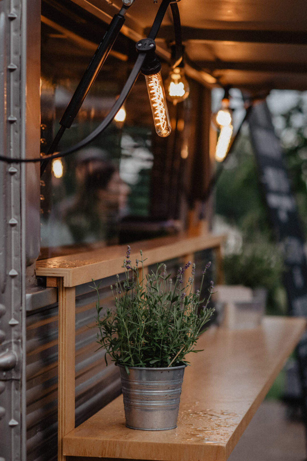 Lavendeldeko auf Holztheke mit Lichterkette
