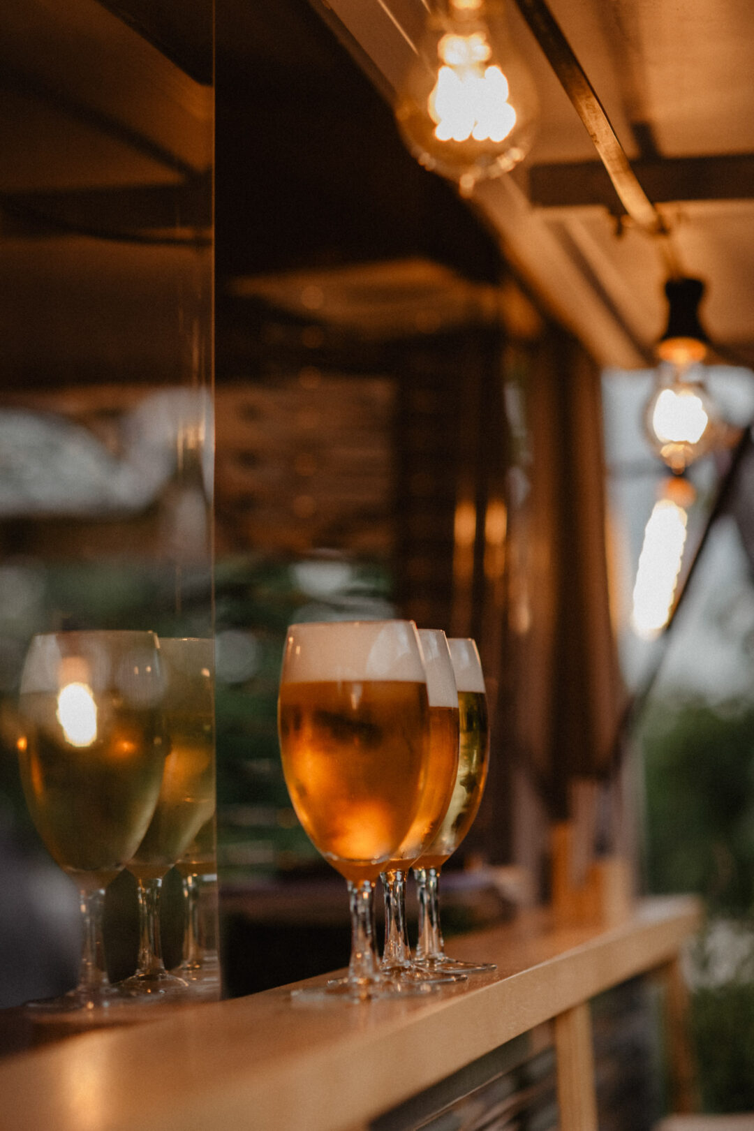 Frisch gezapfte Biere im Glas auf Thekenrand