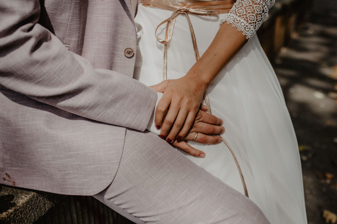 Hände des Brautpaars mit Eheringen