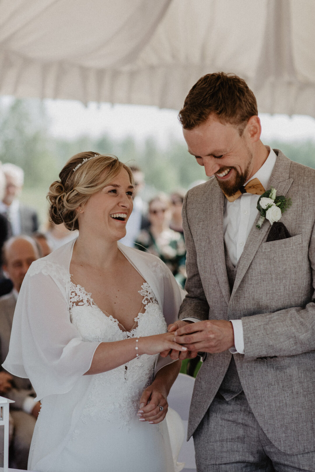 Das Brautpaar tauscht die Ringe während der Zeremonie