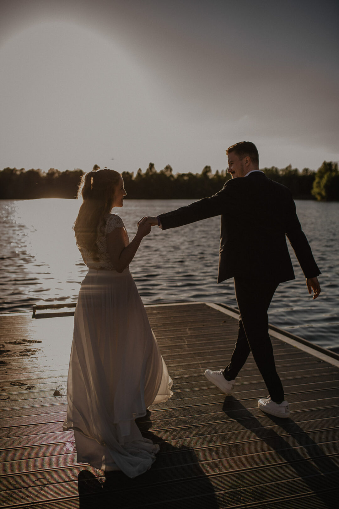 Romantische Szene bei Hochzeit am Sandhofsee