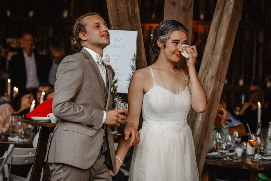 Braut wischt Träne während emotionaler Rede