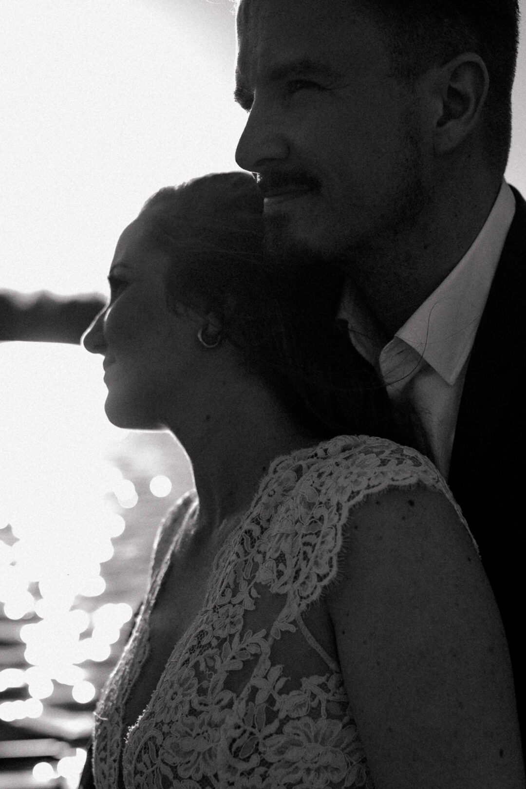 Verliebtes Brautpaar am See in Düsseldorf