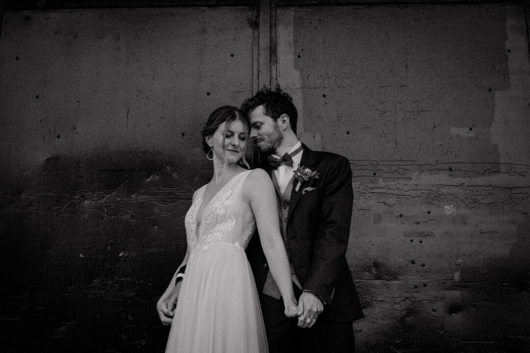 Brautpaar hält sich an den Händen in emotionalem Moment