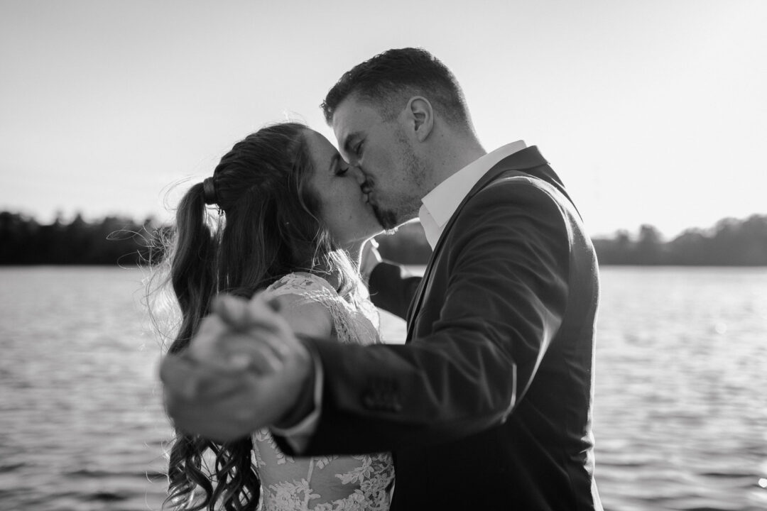 Verliebtes Brautpaar am See in Düsseldorf