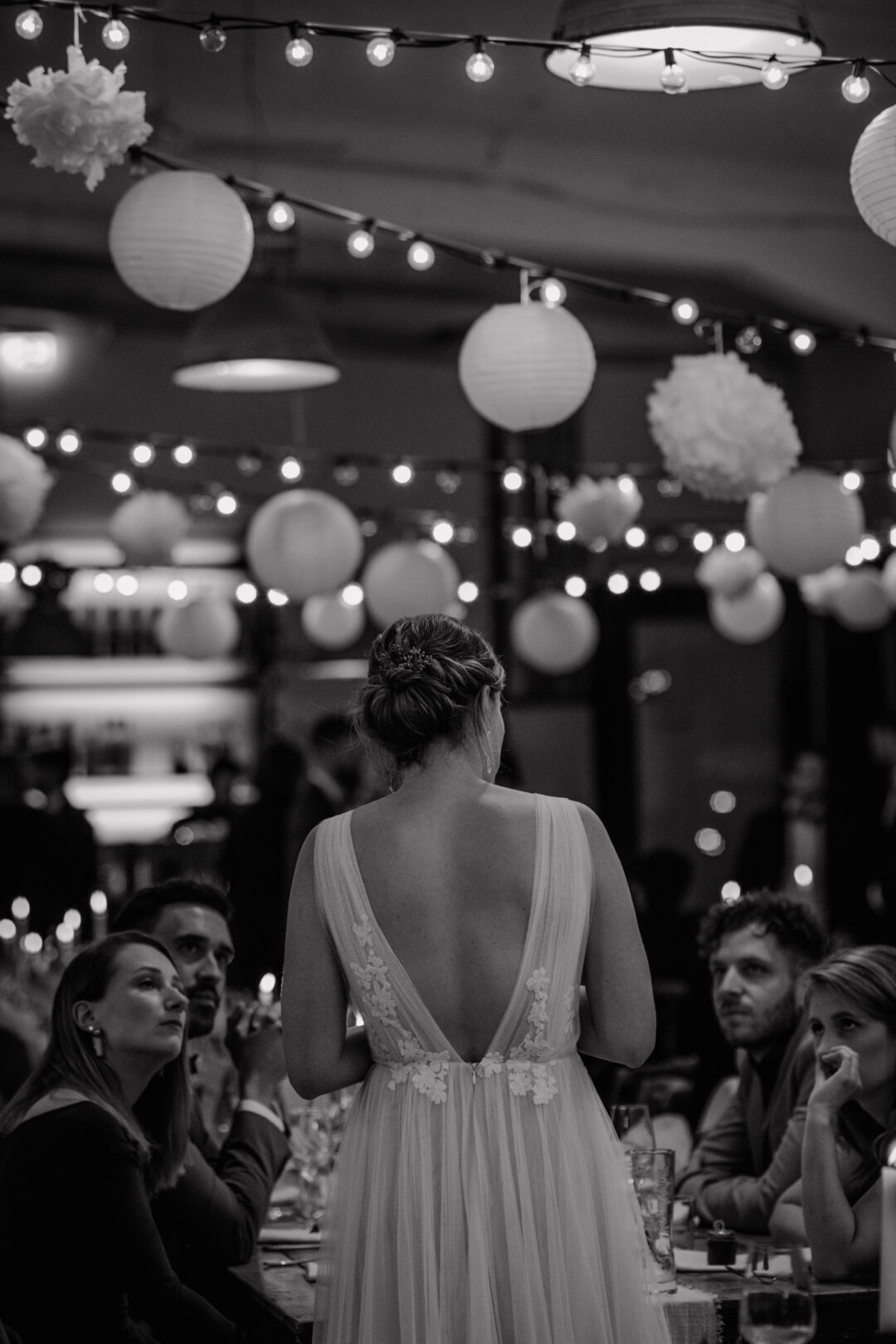 Braut spricht emotionale Hochzeitsrede unter Lichterketten