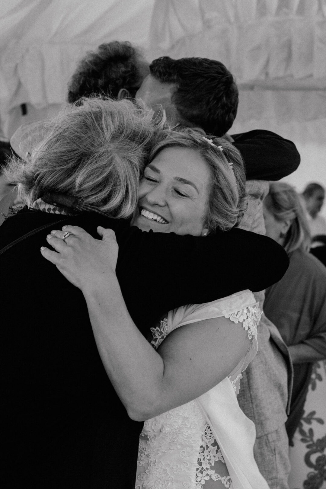 Braut wird emotional von einer Freundin umarmt