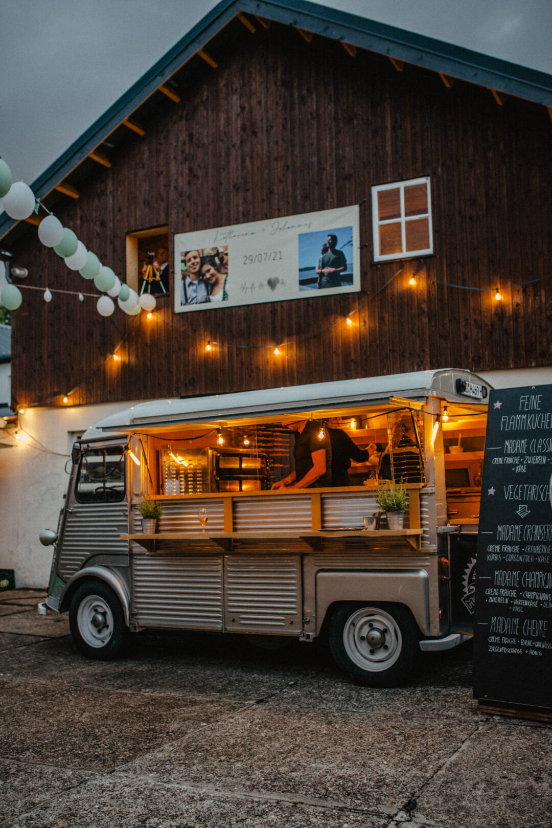 Foodtruck bei Hochzeit mit stimmungsvoller Beleuchtung