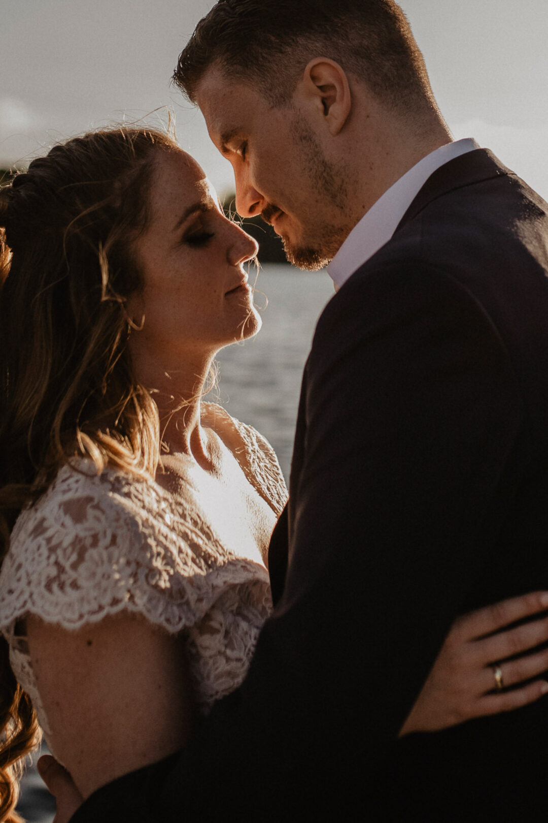 Inniger Moment am Wasser mit Sonnenlicht