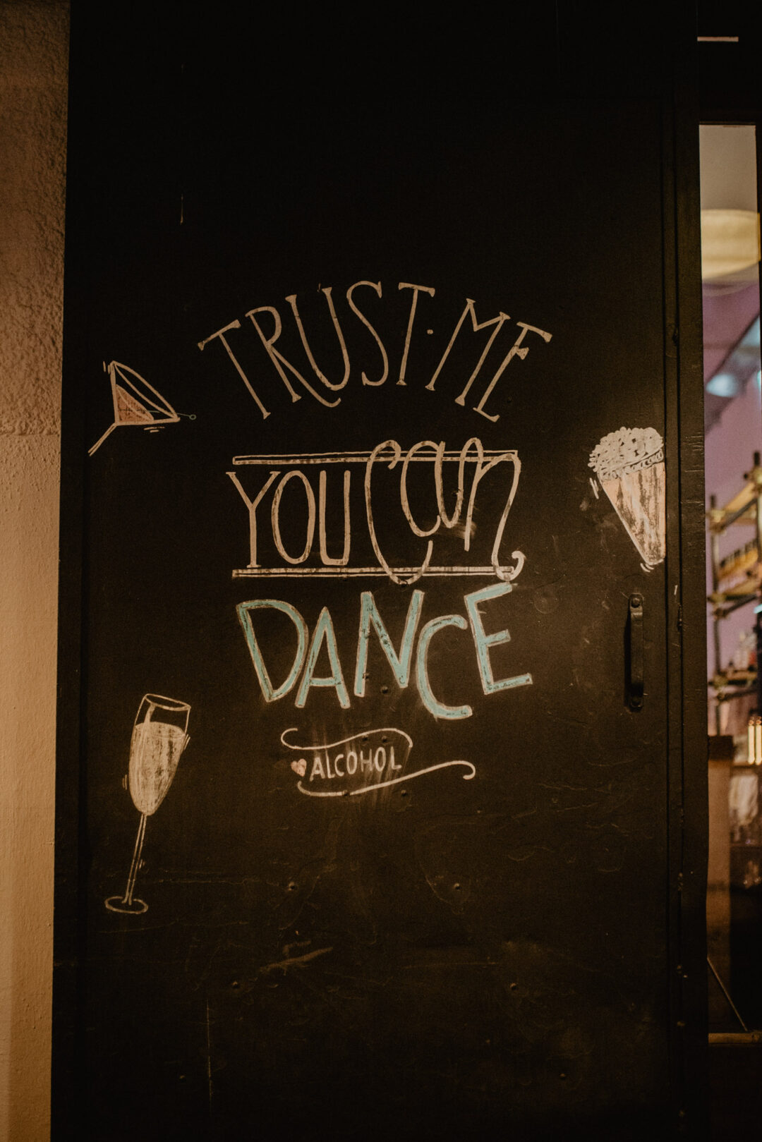 Hochzeitstafel mit witzigem Spruch als Wanddeko