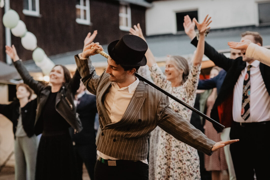 Gast tanzt mit Zylinder beim Hochzeitsspiel