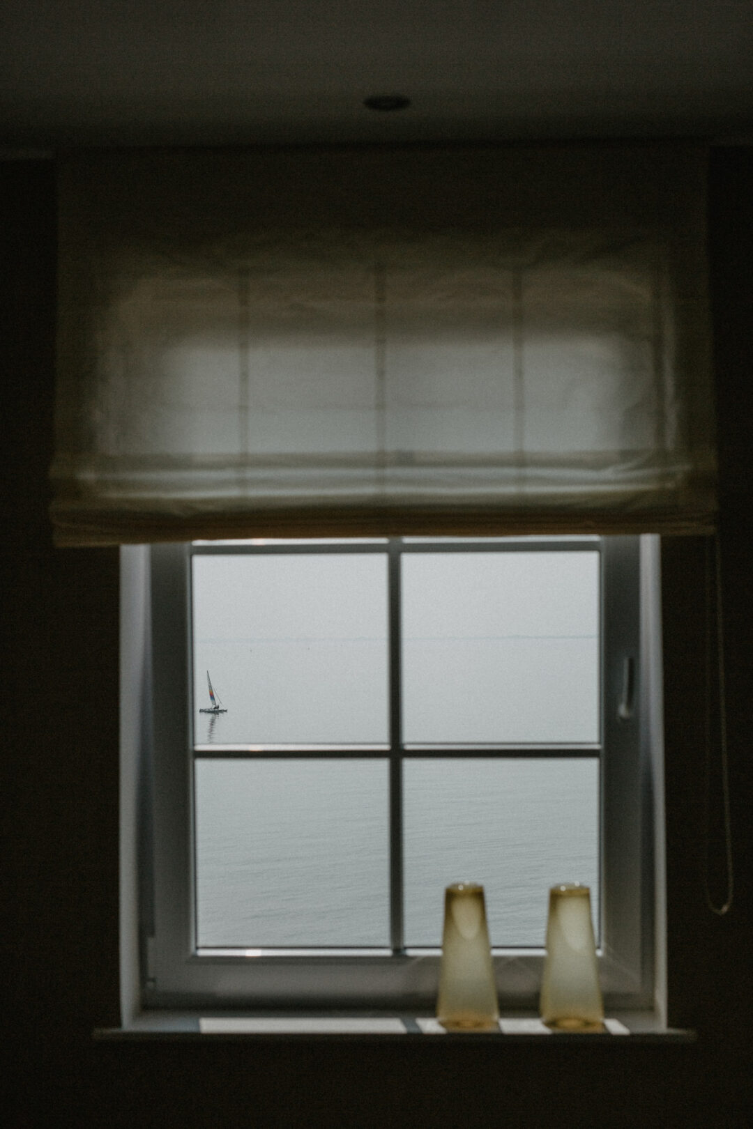 Blick auf Segelboot durch Hotelfenster