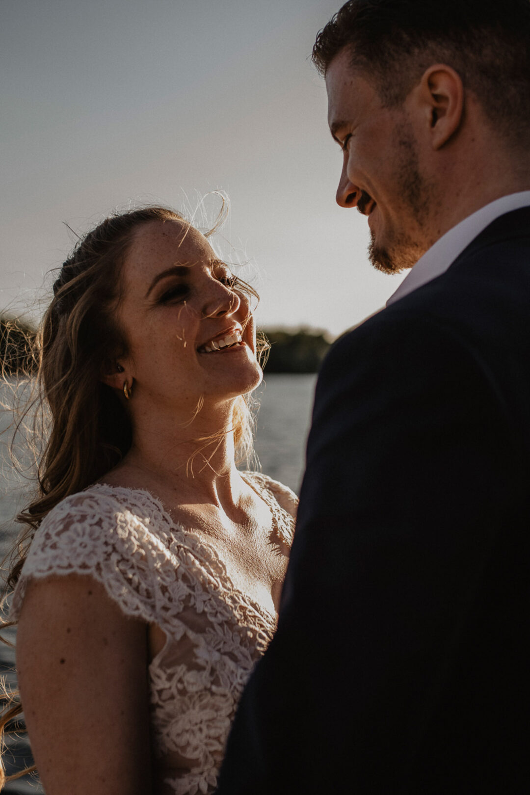 Strahlende Braut beim Sonnenuntergang am See