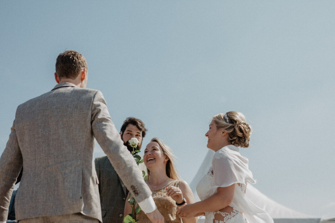 Gäste gratulieren Braut und Bräutigam