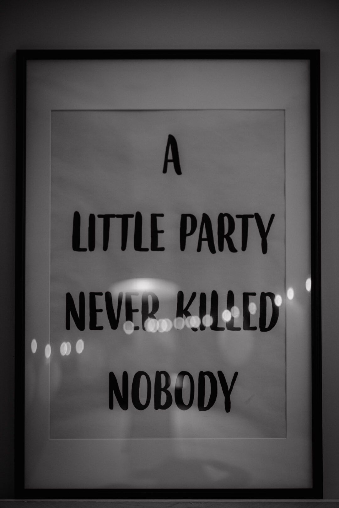 Leuchtbild mit Party-Zitat bei Hochzeit