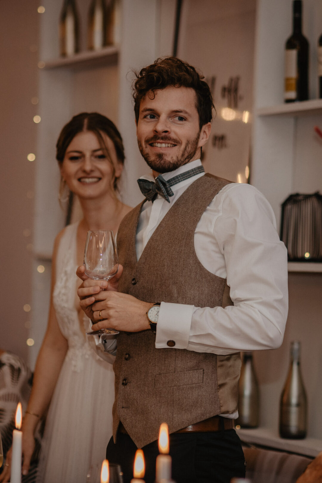 Bräutigam prostet mit Weinglas bei der Hochzeitsfeier