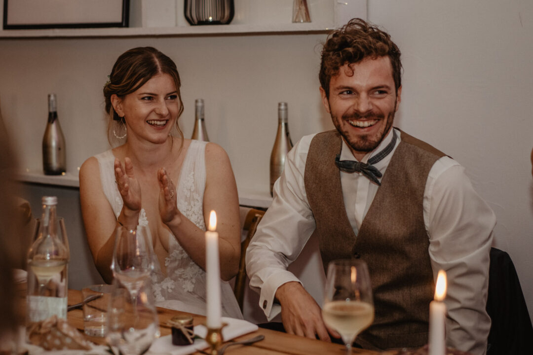 Braut und Bräutigam genießen ihr Dinner bei Kerzenlicht