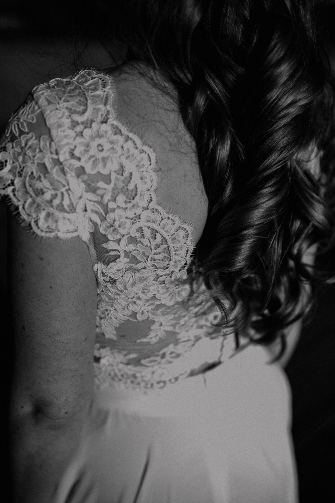 Detail vom Brautkleid mit floraler Spitze