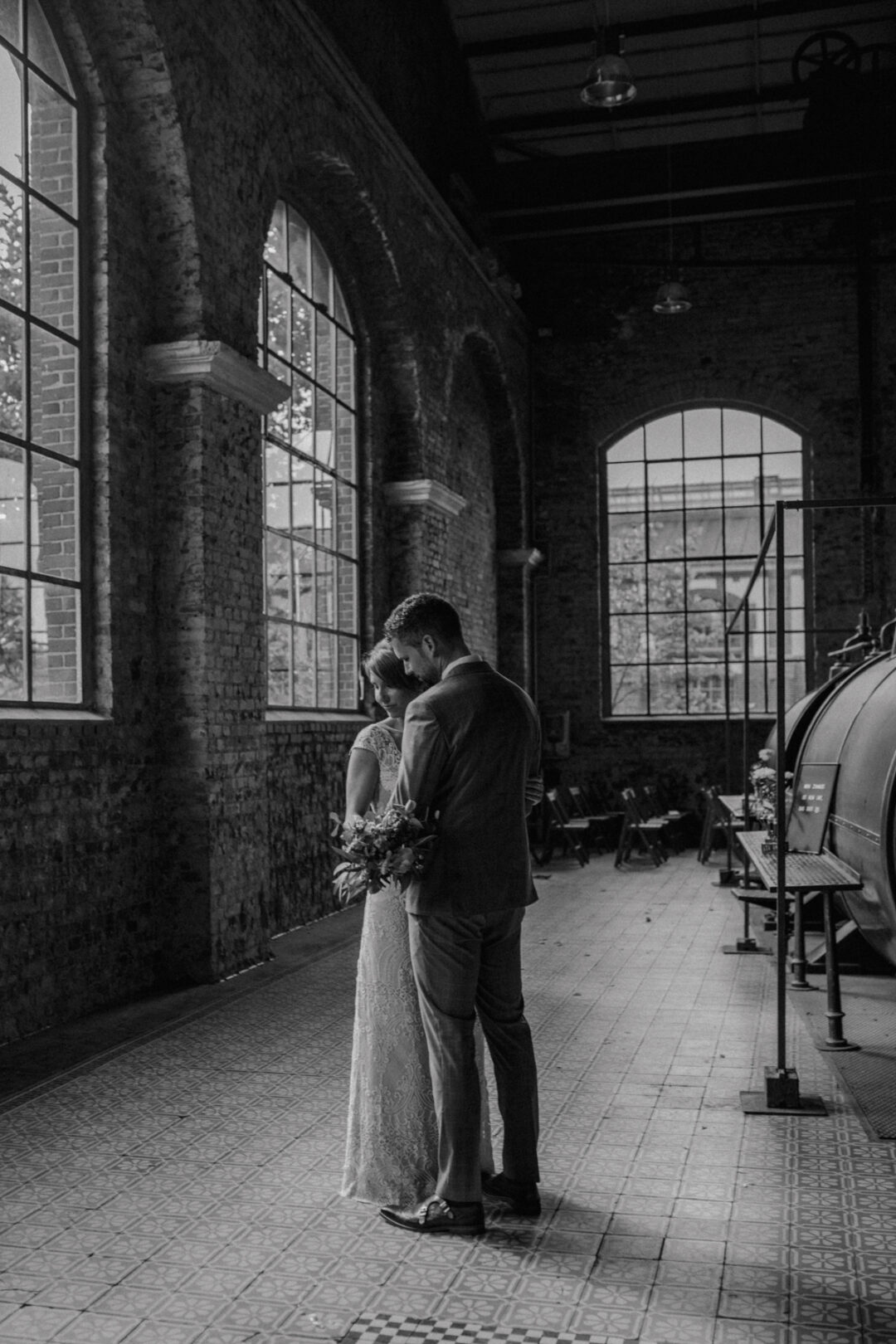 Hochzeit Waltrop – Brautpaar in alter Industriehalle Titel: Innige Zweisamkeit in besonderer Location