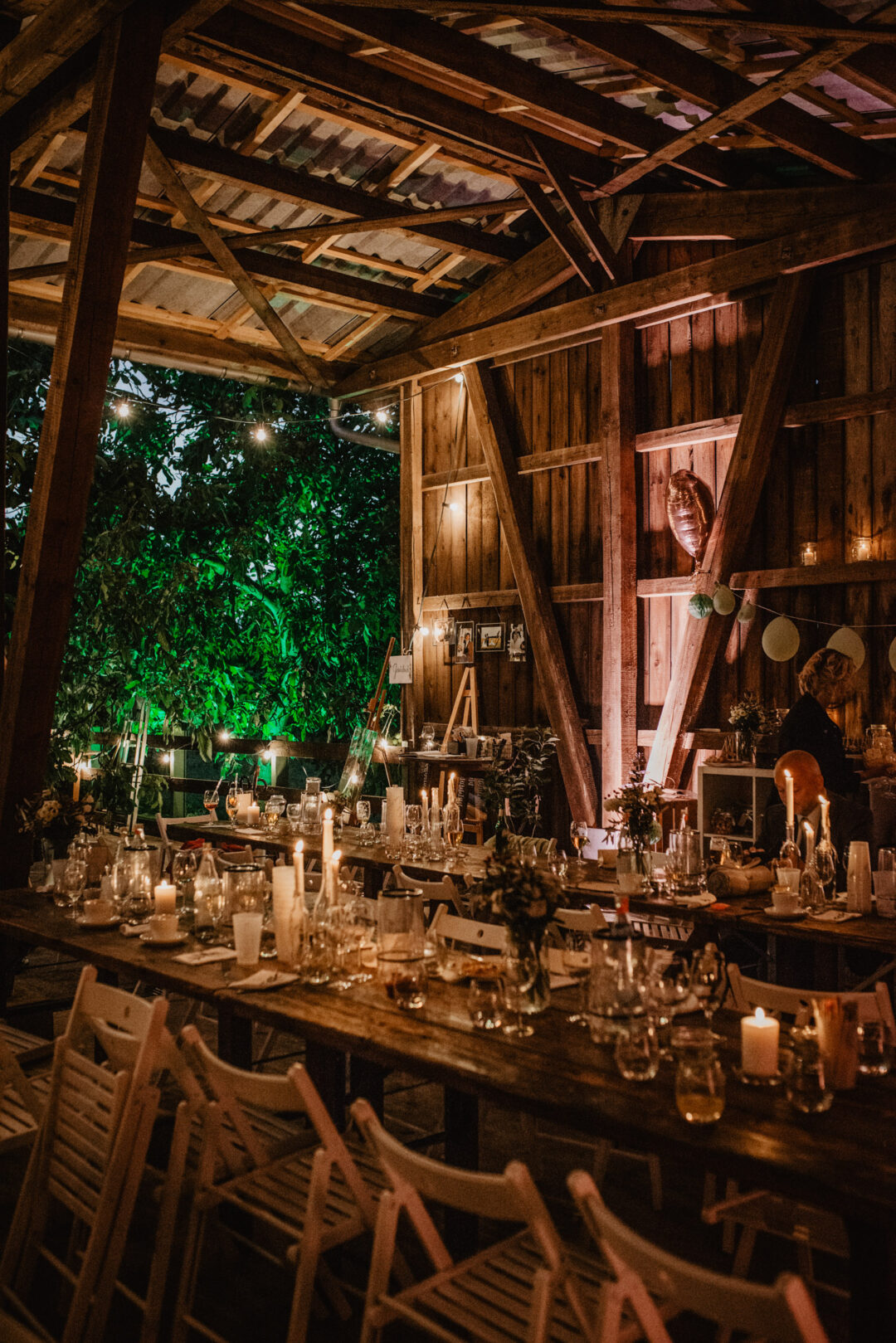 Rustikale Scheunendeko mit langen Tafeln und Kerzen
