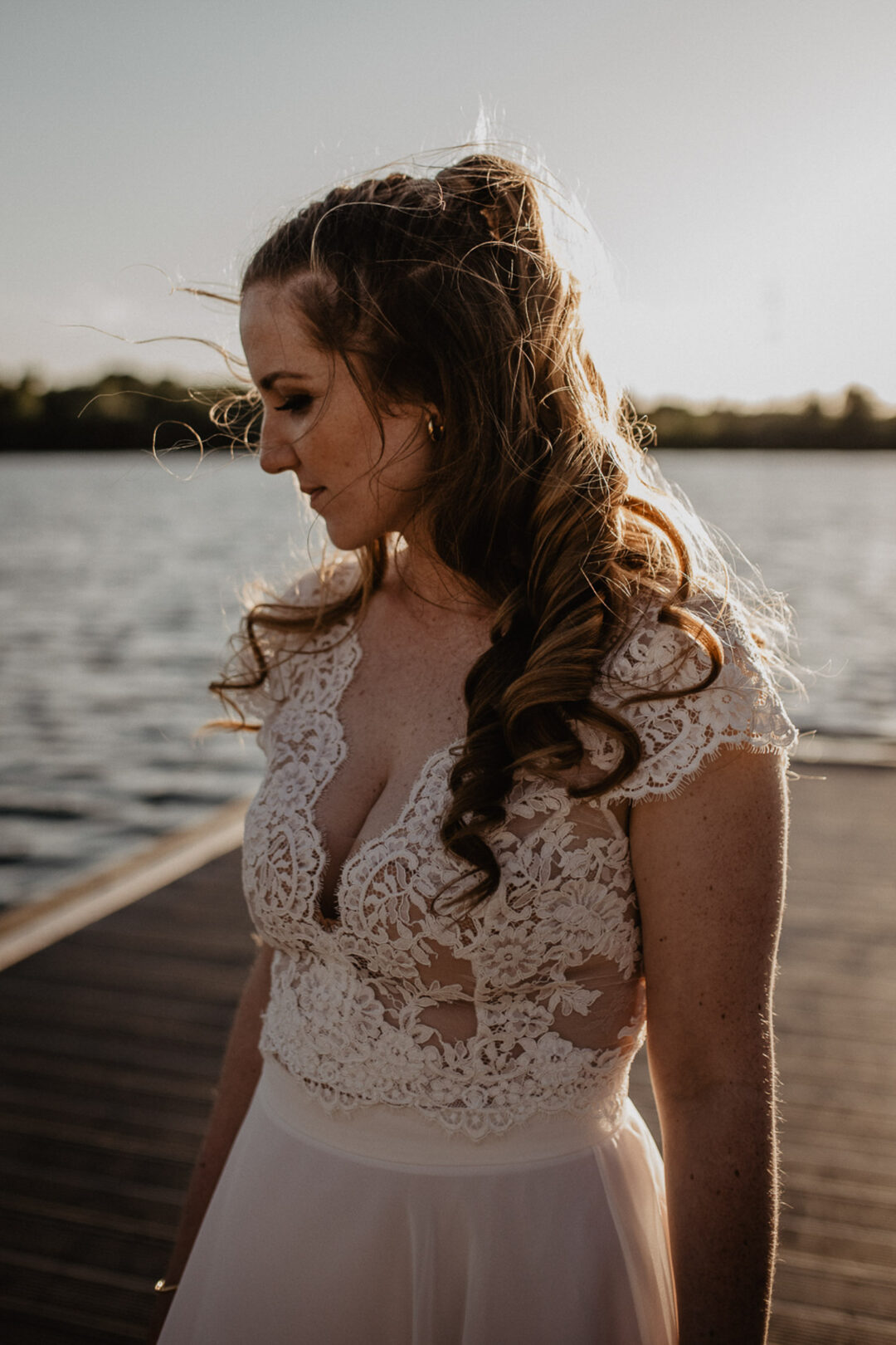 Natürliches Portrait der Braut am See